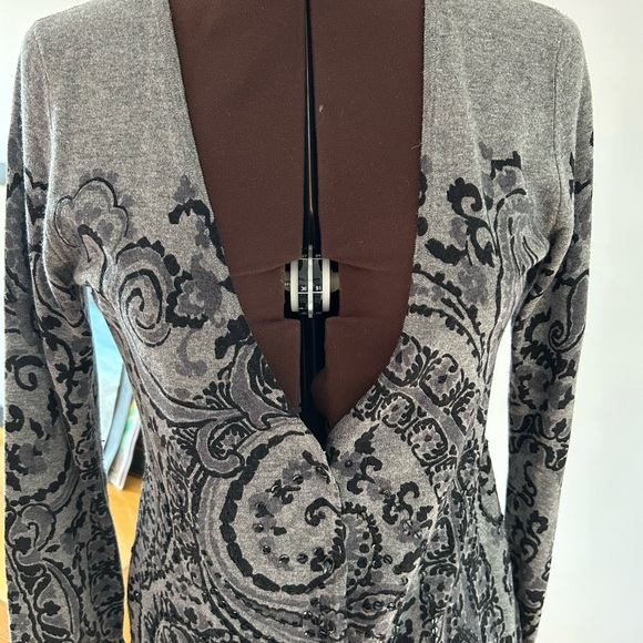 Deep V front, light weight paisley patterned sweater. - Picture 8 of 8